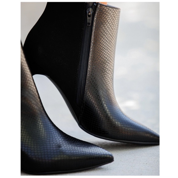 Two-tone snake texture ankle bootie - Picture 8 of 9